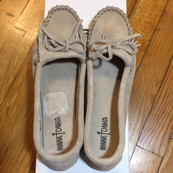 NIB Minnetonka Newport Moccasins in Stone, US 9 - Picture 5 of 8